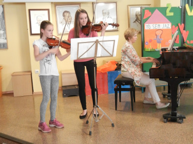 Katarina Mrzlikar in Zala Štrancar, duet violin