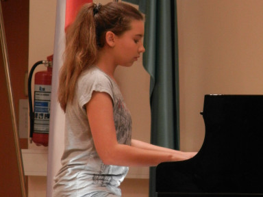 Lara Flander, klavir
