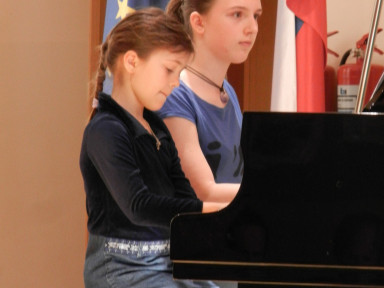 Maja Leban in Manja Matovski Volarič, klavir štiriročno
