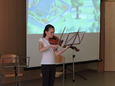Zala Štrancar je zaigrala na violino