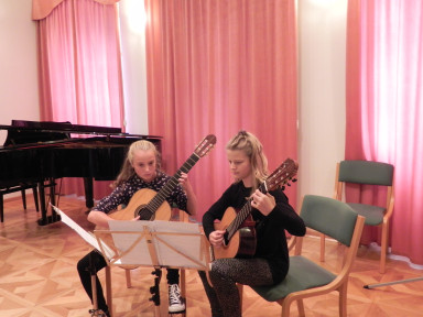 Ajda Uršič in Kiara Lesnjak, kitarski duo