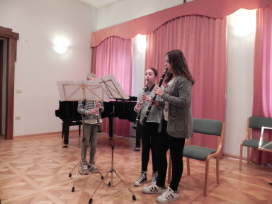 Eva Brišar, Gaja Bavdek in Neli Grošelj, trio klarinetov